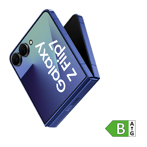 Gefaltetes Samsung Galaxy Z Flip7 in Blau, leicht geöffnet im Winkel, mit reflektierender Rückseite und zwei Kameralinsen. In der rechten unteren Ecke ist das EU-Energieeffizienzlabel mit der Klasse B zu sehen.