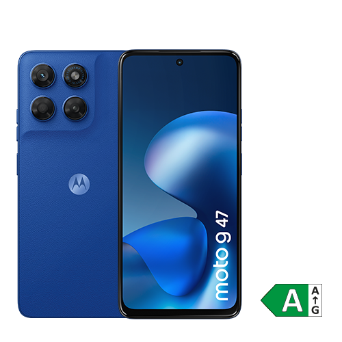Blaues Motorola Moto G47 Smartphone mit Vorder- und Rückansicht. Auf der Rückseite befinden sich vier Kameralinsen, auf dem Display ist ein blauer Hintergrund zu sehen.