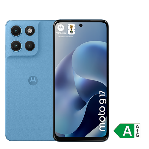 Vorder- und Rückansicht eines hellblauen Motorola Moto g17 Smartphones. Die Rückseite zeigt eine strukturierte Oberfläche mit dem Motorola-Logo in der Mitte und ein Kamera-Modul oben links. Auf dem Display ist der Schriftzug „moto g17“ zu sehen sowie das Motorola-Logo und ein FIFA-WM-Pokal-Symbol am oberen Rand. Unten rechts befindet sich ein grünes EU-Energieeffizienz-Label der Klasse A.