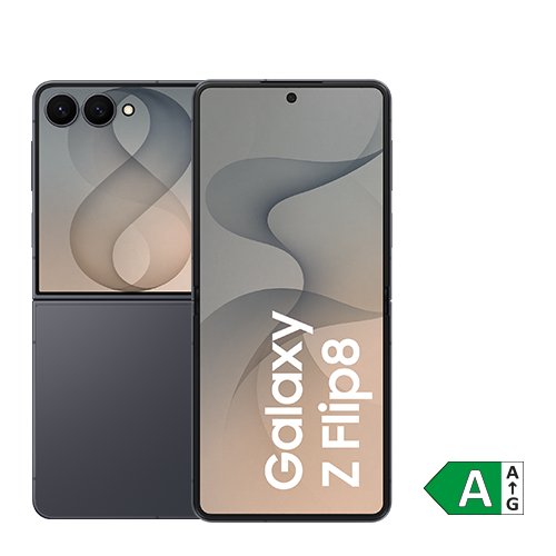 Produktabbildung des Smartphones Samsung Galaxy Z Flip8. Zu sehen ist das eingeklappte Gerät von hinten mit zwei Kamera-Objektiven sowie das ausgeklappte Gerät von vorne mit eingeschaltetem Display und dem Schriftzug ‚Galaxy Z Flip8‘. Rechts daneben befindet sich ein EU-Energielabel mit der Energieeffizienzklasse A.